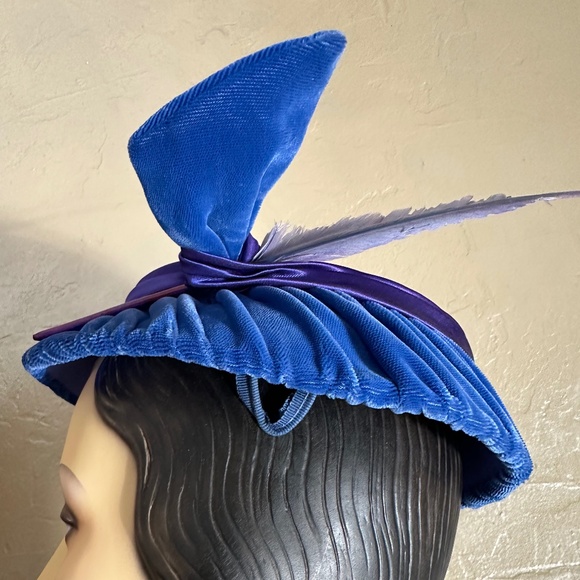 CHIC 1950's ROYAL BLUE VELVET & PURPLE SATIN DRAPED PANCAKE HAT WITH FEATHER - Picture 3 of 11